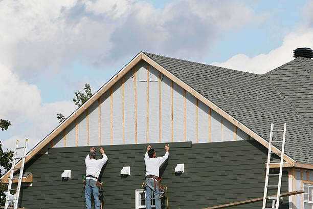 Professional Siding Installation technician working in Williamsburg, VA